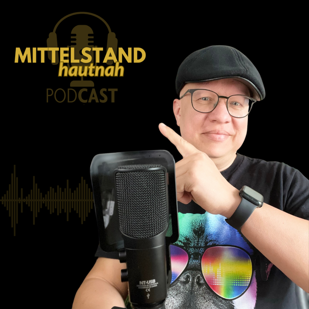 Foto einer weißen Person mit T-Shirt und Kappe. Im Hintergrund steht "MITTELSTAND hautnah Podcast"