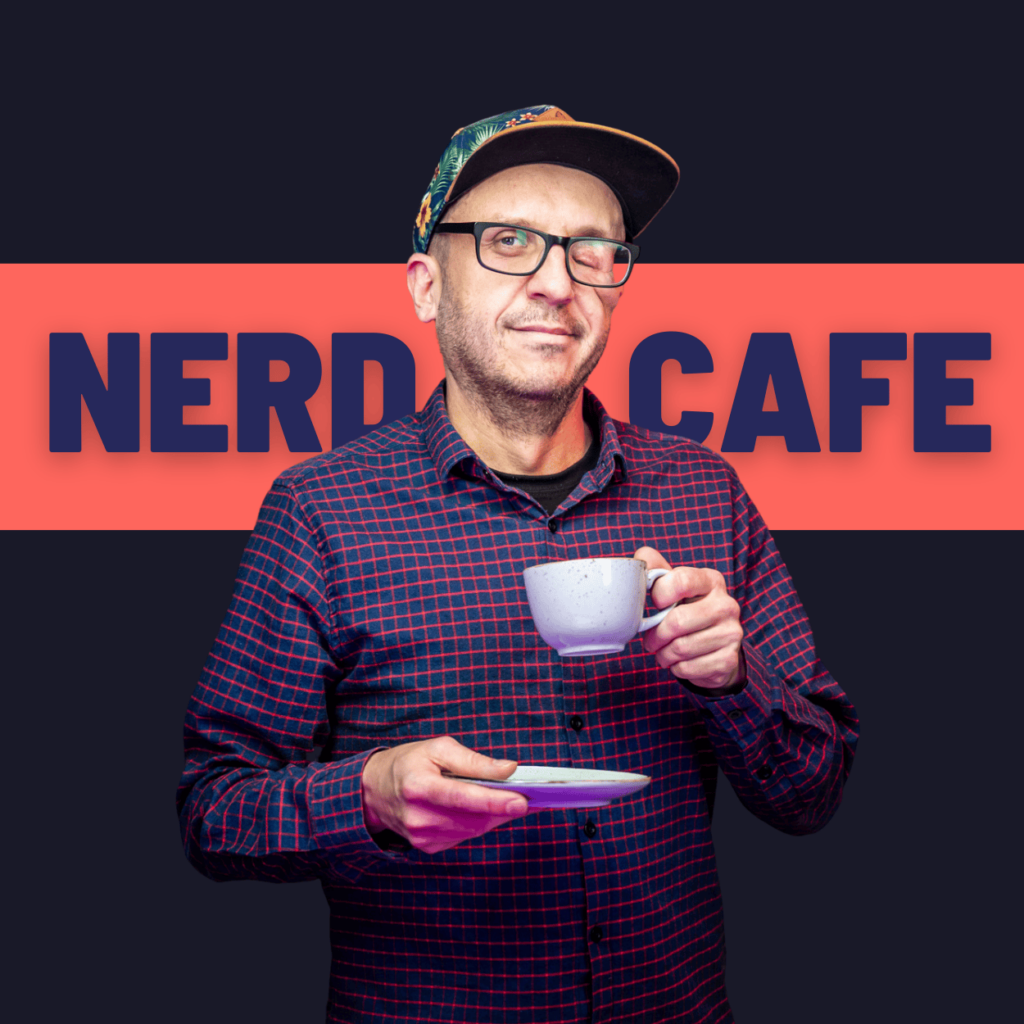 Foto einer weißen Person mit Hemd und Kappe. Im Hintergrund steht "NERDCAFE"